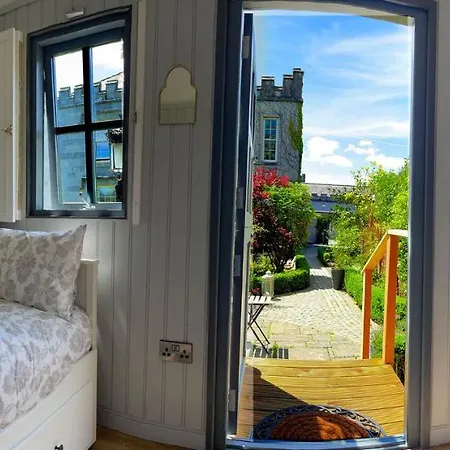 Holly Hut Shepherds Hut *