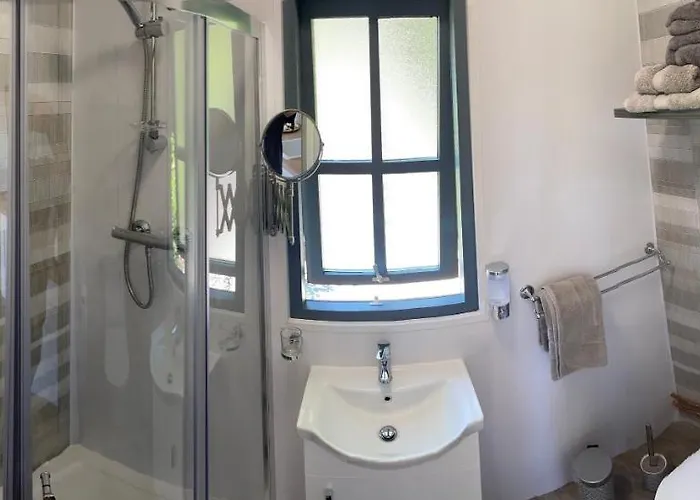 Holly Hut Shepherds Hut Lodge *