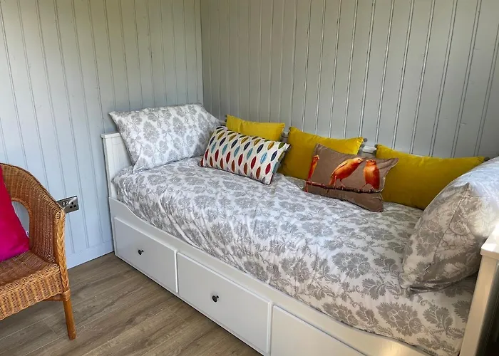 Lodge Holly Hut Shepherds Hut *